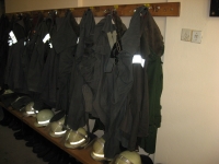 echipamentul pompierilor, asezat in ordine, pentru o interventie cat mai rapida