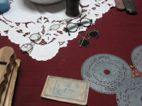 interior de camera cu diverse obiecte vechi