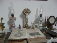 interior de camera cu diverse obiecte vechi 7